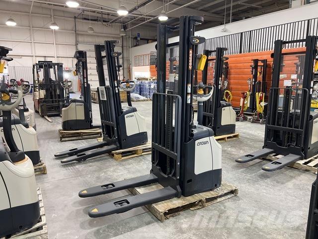 Crown ES 4000 Platvormiga virnastajad