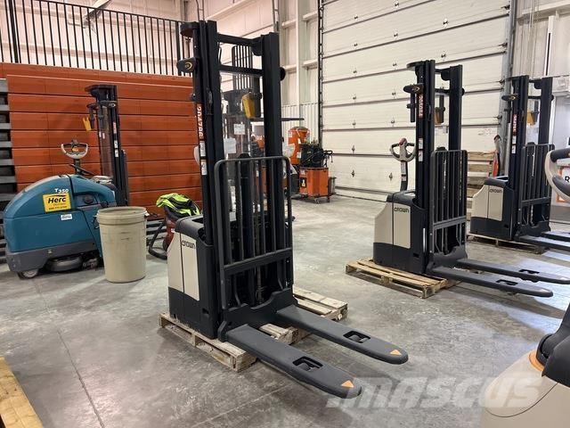 Crown ES 4000 Platvormiga virnastajad