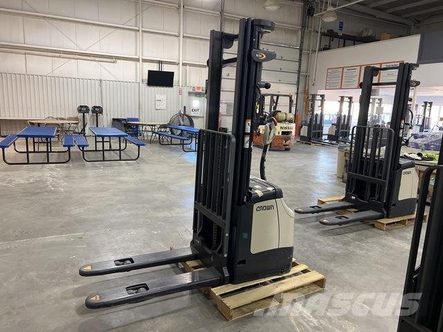 Crown ES 4000 Platvormiga virnastajad