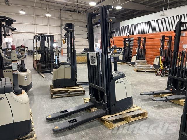 Crown ES 4000 Platvormiga virnastajad