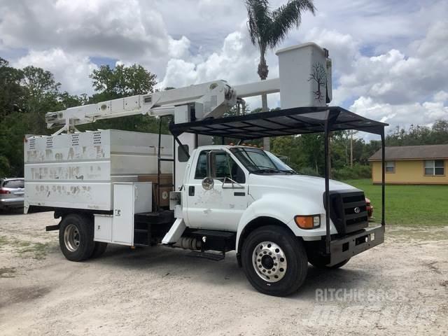 Ford F-750 Auto korvtõstukid