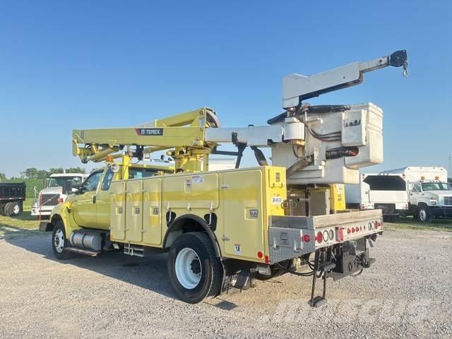 Ford F-750 Auto korvtõstukid