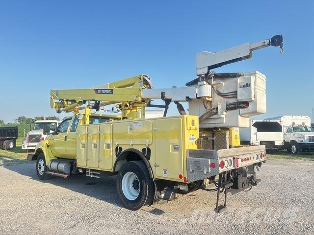 Ford F-750 Auto korvtõstukid