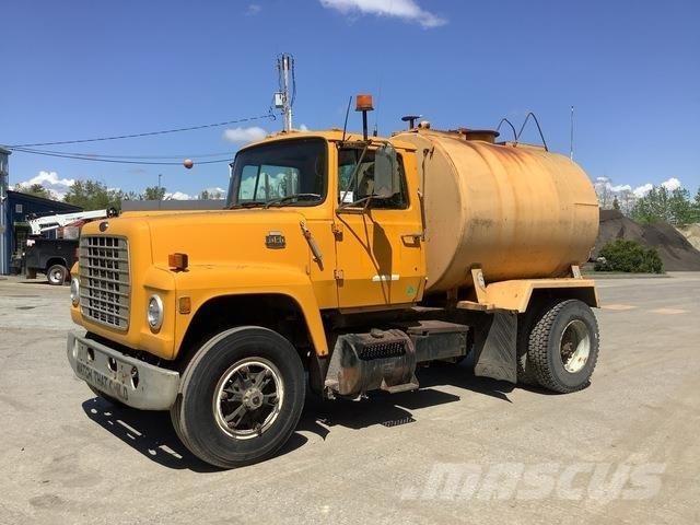 Ford L8000 Veepaagiga autod