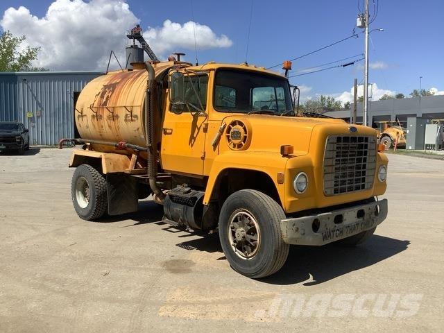 Ford L8000 Veepaagiga autod