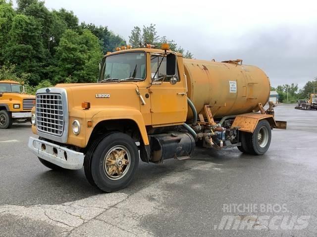 Ford L8000 Veepaagiga autod