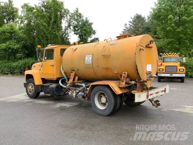 Ford L8000 Veepaagiga autod