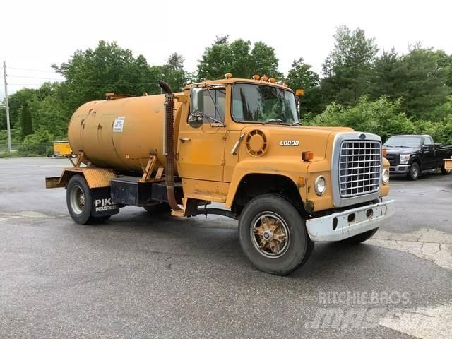 Ford L8000 Veepaagiga autod