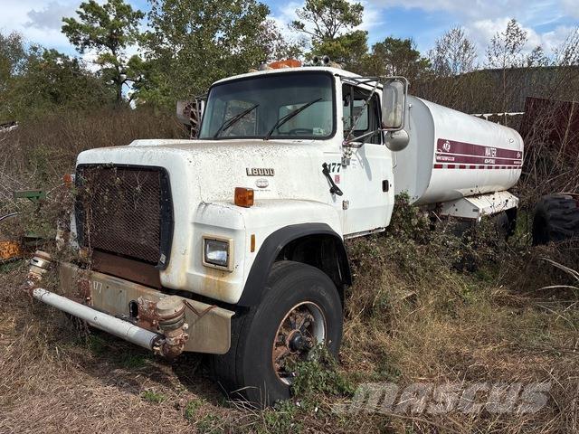 Ford L8000 Veepaagiga autod