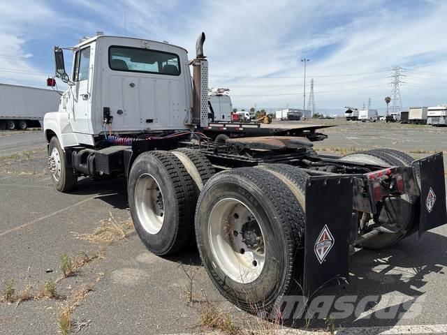 Ford L9000 Sadulveokid