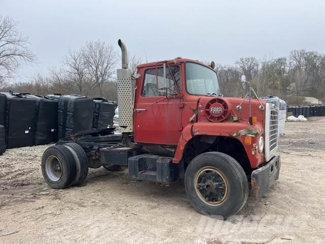 Ford LN8000 Sadulveokid