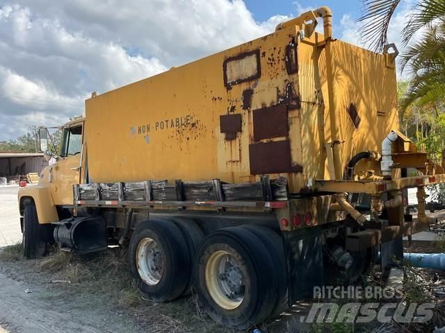 Ford LT8000 Veepaagiga autod