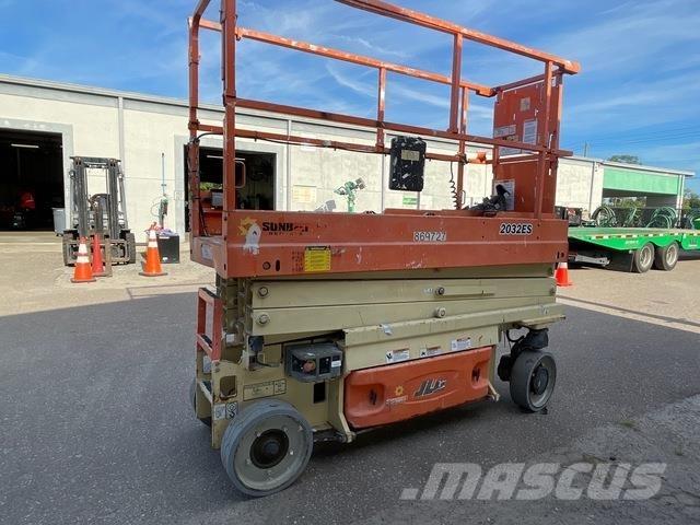 JLG 2032ES Käärtõstukid