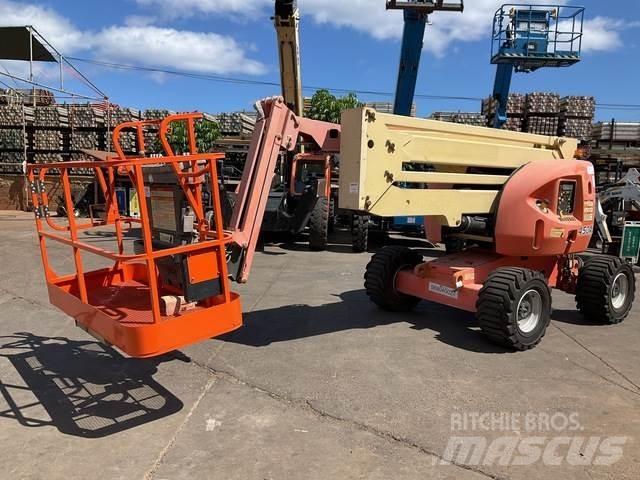 JLG 450AJ Iseliikuvad poomtõstukid