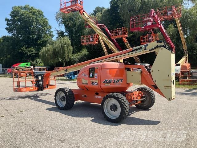 JLG 600A Iseliikuvad poomtõstukid