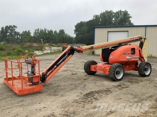 JLG 600AJ Iseliikuvad poomtõstukid