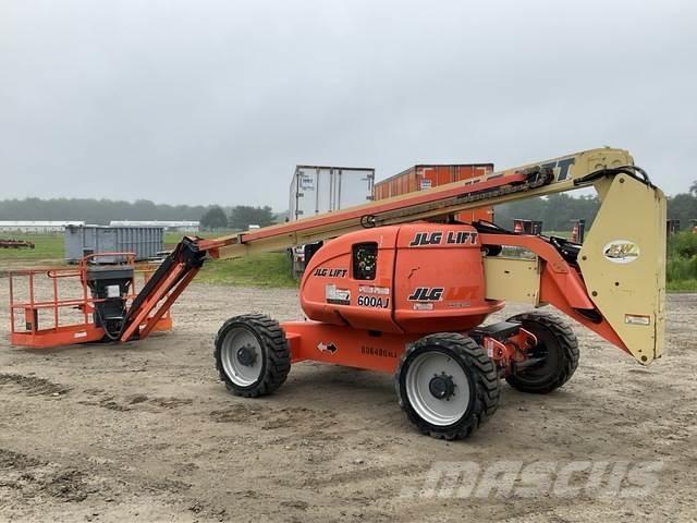 JLG 600AJ Iseliikuvad poomtõstukid