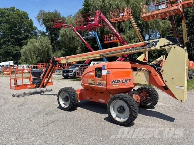 JLG 600AJ Iseliikuvad poomtõstukid