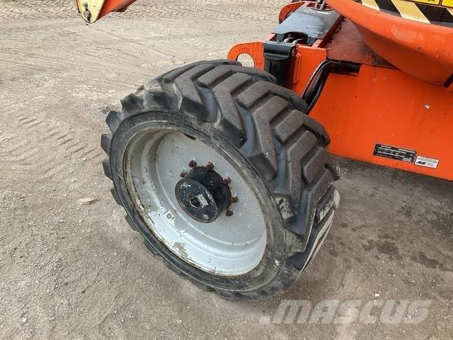 JLG 600AJ Iseliikuvad poomtõstukid