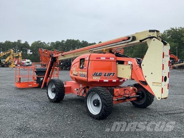 JLG 600AJ Iseliikuvad poomtõstukid