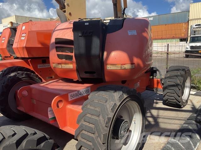 JLG 600AJ Iseliikuvad poomtõstukid
