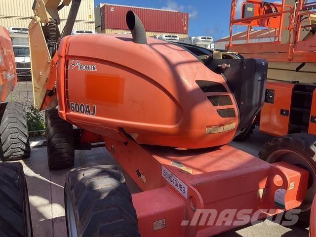 JLG 600AJ Iseliikuvad poomtõstukid