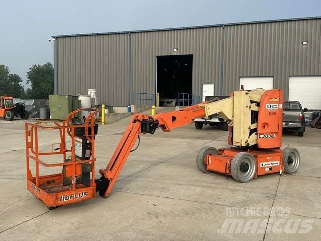 JLG E3000AJP Iseliikuvad poomtõstukid