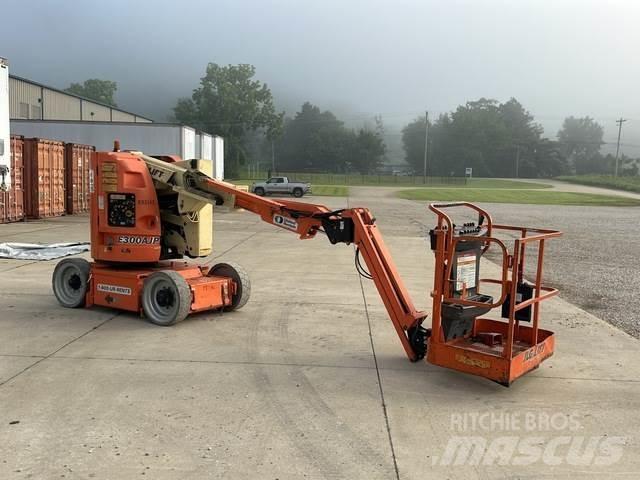 JLG E3000AJP Iseliikuvad poomtõstukid