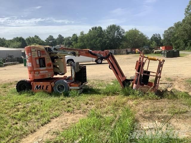 JLG E300AJ Iseliikuvad poomtõstukid