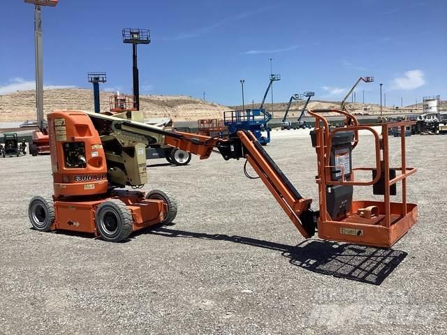 JLG E300AJP Iseliikuvad poomtõstukid