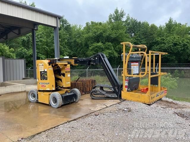 JLG E300AJP Iseliikuvad poomtõstukid