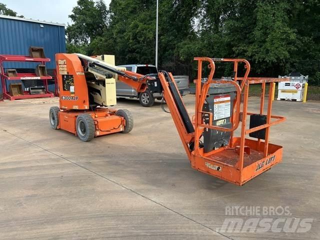 JLG E300AJP Iseliikuvad poomtõstukid