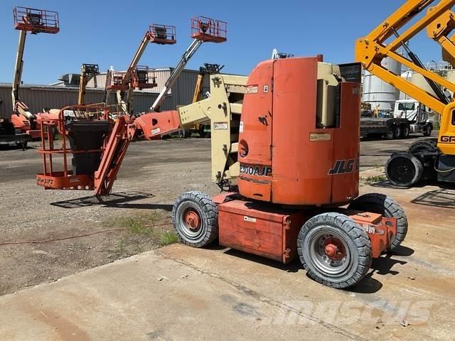 JLG E300AJP Iseliikuvad poomtõstukid