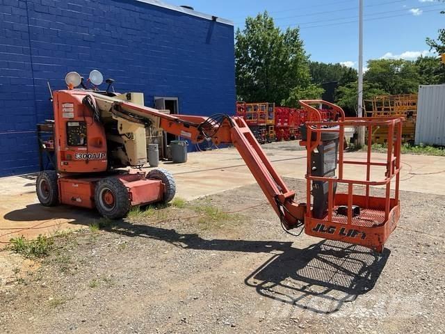 JLG E300AJP Iseliikuvad poomtõstukid