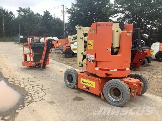 JLG E300AJP Iseliikuvad poomtõstukid