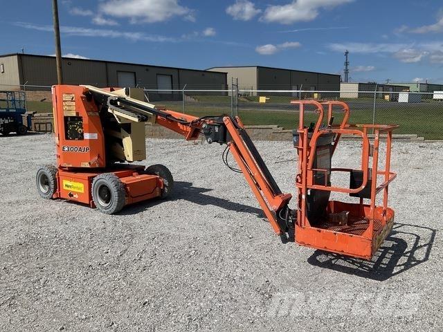 JLG E300AJP Iseliikuvad poomtõstukid