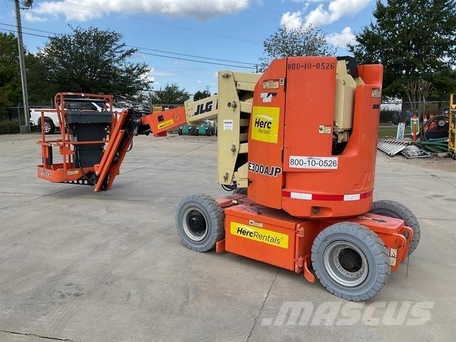 JLG E300AJP Iseliikuvad poomtõstukid