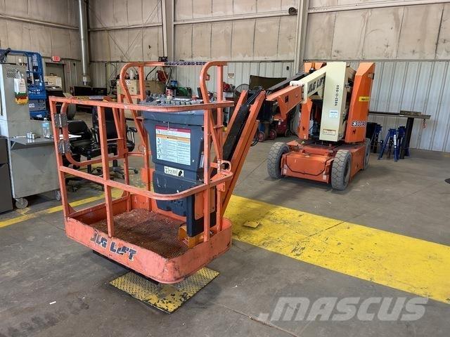 JLG E300AJP Iseliikuvad poomtõstukid