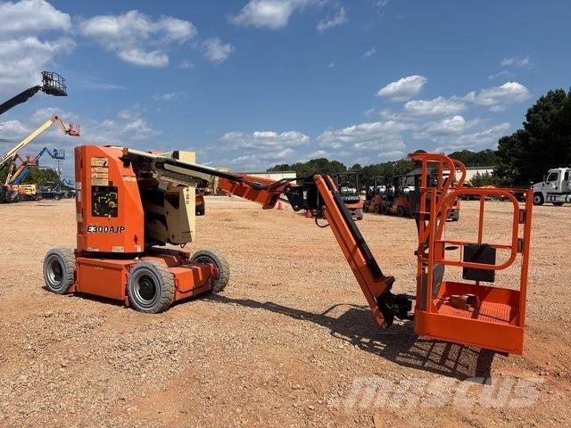 JLG E300AJP Iseliikuvad poomtõstukid