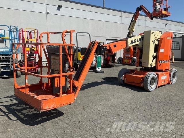 JLG E300AJP Iseliikuvad poomtõstukid