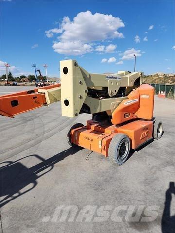 JLG E400AJP Iseliikuvad poomtõstukid