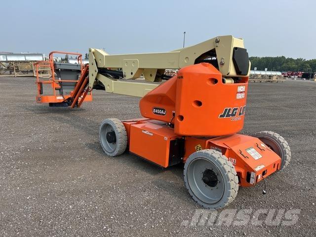 JLG E450AJ Iseliikuvad poomtõstukid