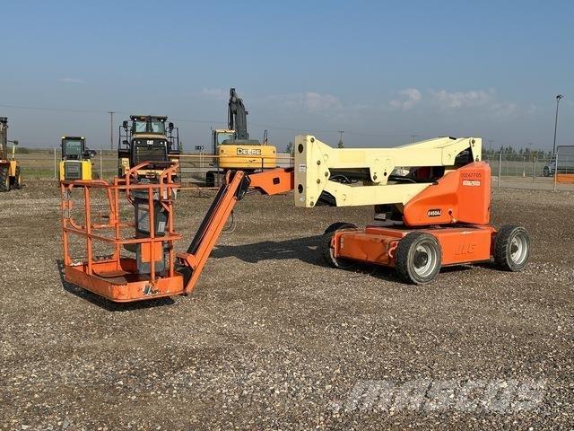 JLG E450AJ Iseliikuvad poomtõstukid