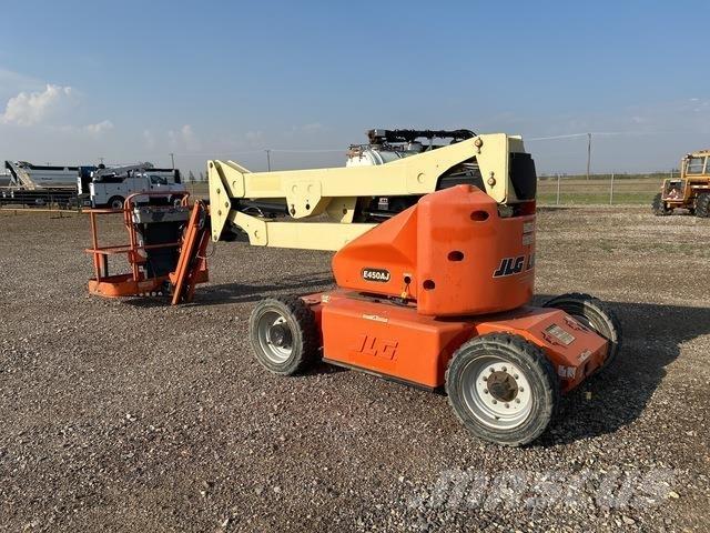 JLG E450AJ Iseliikuvad poomtõstukid