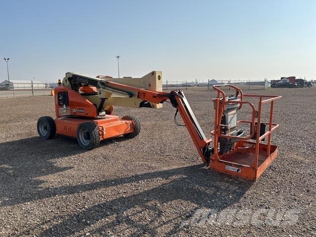JLG E450AJ Iseliikuvad poomtõstukid