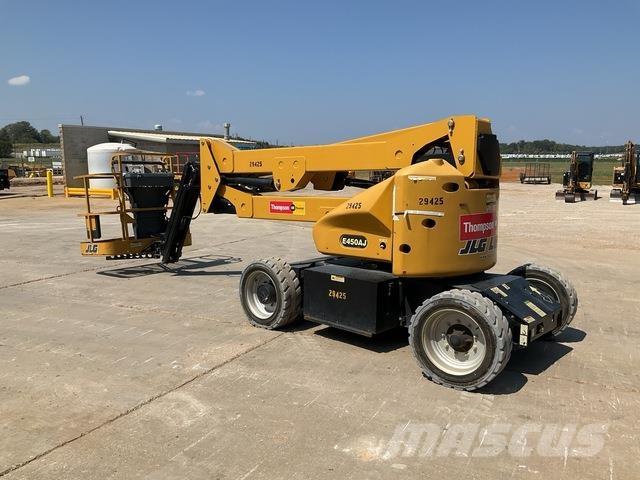 JLG E450AJ Iseliikuvad poomtõstukid