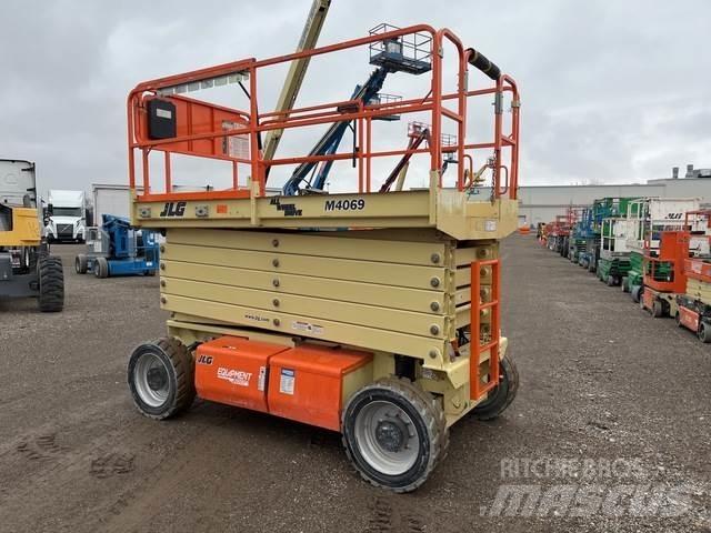 JLG M4069 Käärtõstukid