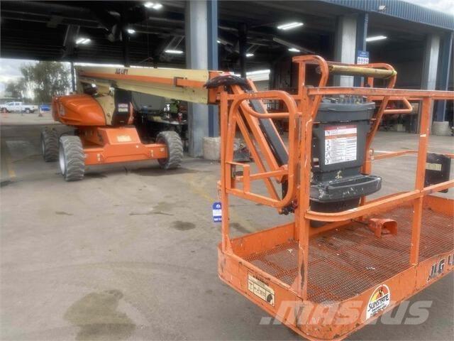 JLG M600J Iseliikuvad poomtõstukid