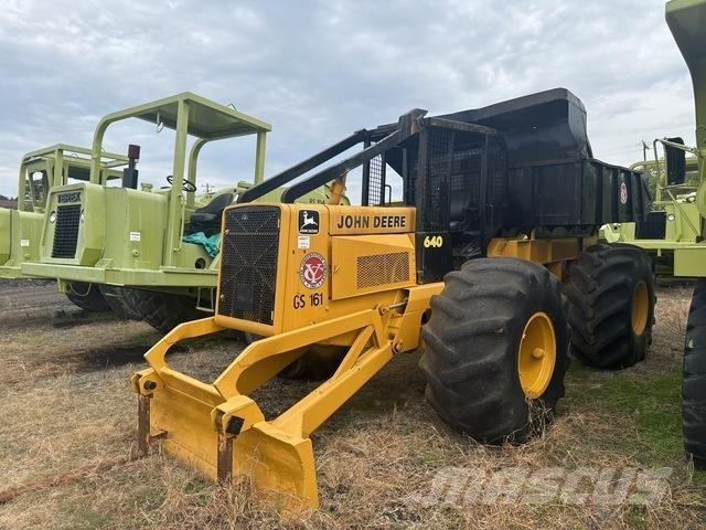 John Deere 640 Väljaveotraktorid