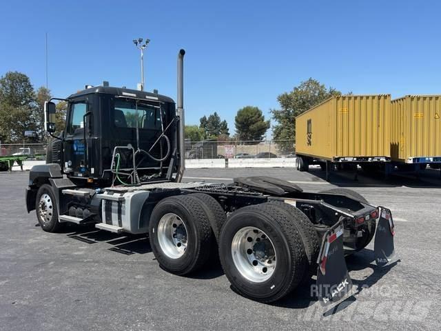 Mack AN64T Sadulveokid